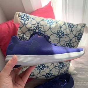 WOMENS UNDER ARMOUR TENNIS SHOES. Size 9.5!